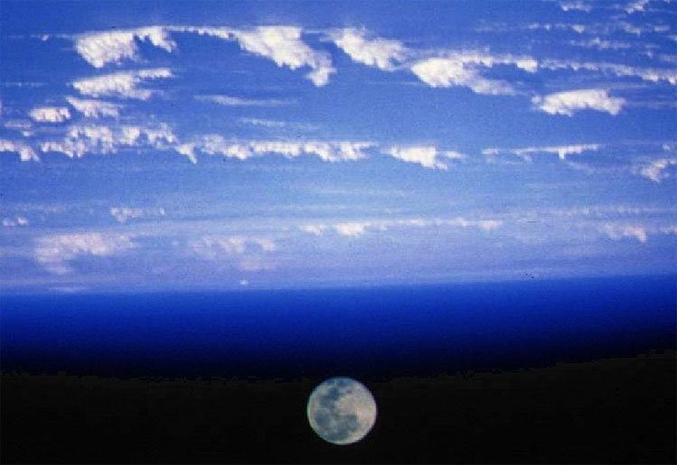 A Space Shuttle image of the Moon apparently setting due to the motion of the Shuttle around the Earth