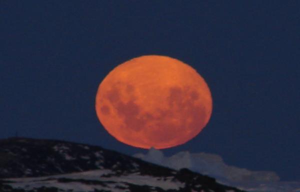 A full Moon setting in the North, as viewed from Antarctica